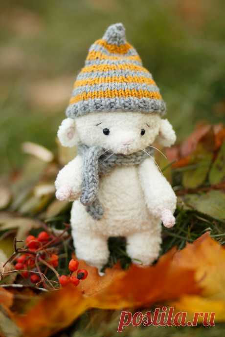 PDF Мышонок крючком. FREE crochet pattern; Аmigurumi toy patterns. Амигуруми схемы и описания на русском. Вязаные игрушки и поделки своими руками #amimore - мышь в шапочке, мышка из плюшевой пряжи, плюшевый мышонок, крыса.