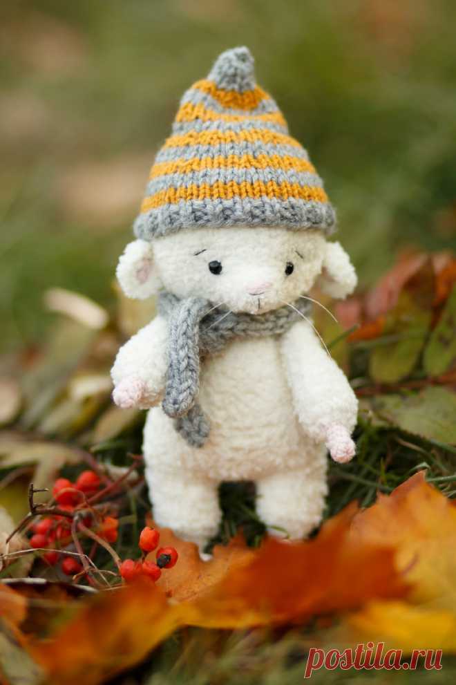 PDF Мышонок крючком. FREE crochet pattern; Аmigurumi toy patterns. Амигуруми схемы и описания на русском. Вязаные игрушки и поделки своими руками #amimore - мышь в шапочке, мышка из плюшевой пряжи, плюшевый мышонок, крыса.