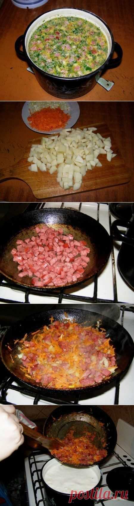 Горячий сырный суп с колбасой