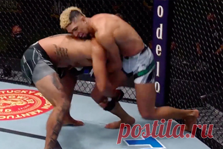 Появилось видео главного боя UFC Vegas 38. В сети появилось видео лучших моментов главного поединка турнира Абсолютного бойцовского чемпионата (UFC) в Лас-Вегасе, который прошел в ночь на 3 октября. В главном поединке ивента UFC Vegas 38 столкнулись бразильцы Тьяго Сантос и Джонни Уокер. Схватка продлилась все пять раундов. Сантос оказался сильнее оппонента.