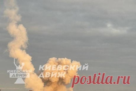 В сети появились кадры пролетающих над Киевом российских крылатых ракет. В сети появились кадры предполагаемого удара российскими крылатыми ракетами по украинскому зенитно-ракетному комплексу в Киеве. Видео и фотографии, снятые очевидцами и опубликованные украинскими средствами массовой информации, разместил Telegram-канал «Военный осведомитель».