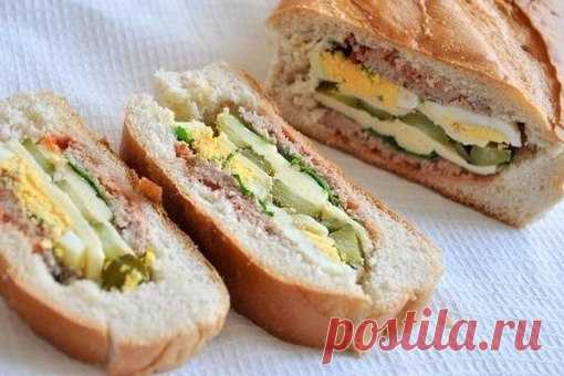 ФАРШИРОВАННЫЙ БАТОН

ИНГРЕДИЕНТЫ
1 батон
котлеты мясные
яйца куриные отварные
маринованные огурчики
пучок зелени
сыр твердый
соус, кетчуп - по вкусу

КАК ПРИГОТОВИТЬ
Начинка для батона может быть самая разная, тут главное - ориентироваться на свой вкус.

В данном случае я пристроила котлеты, оставшиеся от ужина, а также - яйца, зелень, маринованные огурцы, сыр и кетчуп.

Зелень измельчить, остальные ингредиенты порезать ломтиками.

Батон нужно разрезать вдоль пополам, выну...