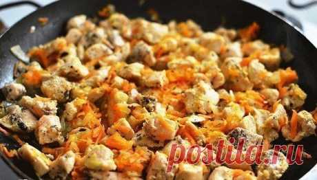 ТОП-5 ОЧЕНЬ ВКУСНЫХ МЯСНЫХ БЛЮД 
 
1. Курица по-купечески 
 
ИНГРЕДИЕНТЫ: 
 куриное филе — 400-500 грамм; 
 картофель — 400-500 грамм; 
 помидор — 1-2 шт.; 
 шампиньоны — 150 грамм; 
 сливочное масло; 
 соль. 
 
ПРИГОТОВЛЕНИЕ: 
Способ приготовления абсолютно несложный. Для начала отвариваем куриное филе (ложим в подсоленную кипящую воду мясо и варим его до готовности, бульон не выливаем). Готовое мясо достаём вилочкой и откладываем на тарелочку остывать. Пока филе остывает...