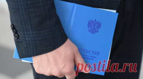 Школьники за серебряную медаль получат сине-голубые аттестаты с отличием. В России школьники, которым по итогам года вручат серебряную медаль, смогут получить аттестат с отличием сине-голубого цвета. Читать далее