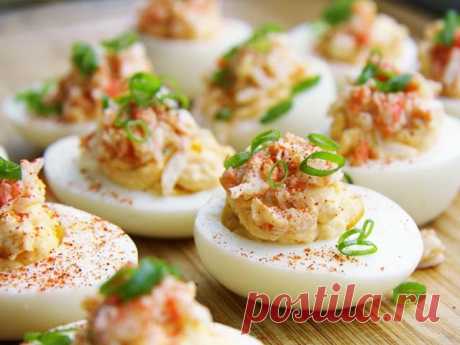 Яйца, фаршированные разными начинками. 12 простых и очень вкусных рецептов Оень вкусную и простую закуску хоть к празднику, хоть в будни, можно приготовить из обычных яиц, просто нафаршировав их разными начинками. Сегодня я предлагаю 12 разных начинок, благодаря которым вы уливите своих гостей.