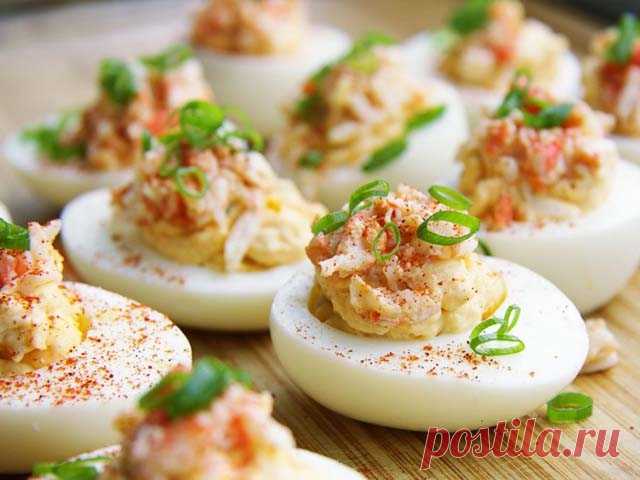 Яйца, фаршированные разными начинками. 12 простых и очень вкусных рецептов Оень вкусную и простую закуску хоть к празднику, хоть в будни, можно приготовить из обычных яиц, просто нафаршировав их разными начинками. Сегодня я предлагаю 12 разных начинок, благодаря которым вы уливите своих гостей.