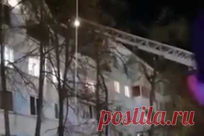 Эвакуация жильцов после взрыва жилого дома в Набережных Челнах попала на видео. В Набережных Челнах из дома, где произошел взрыв газа, начали эвакуировать людей. На кадрах видно процесс работы спасателей с помощью спецтехники. По информации телеканала, из здания спасли 32 человека. Большая часть жильцов эвакуировалась самостоятельно. Пострадали пятеро человек.