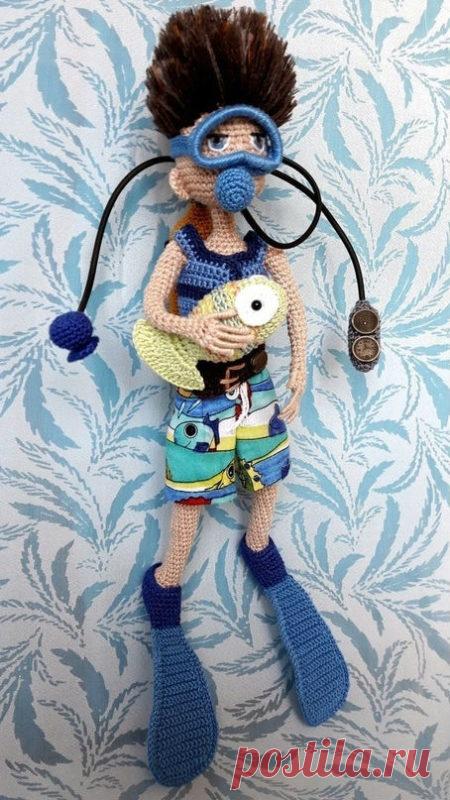 Амигуруми аквалангист крючком с пошаговым описанием схемы Вязаный амигуруми аквалангист крючком от автора Натальи Гребиник. Автор использует пряжу COCO VITA cotton и крючок 1.25. Фигурка аквалангиста связана по