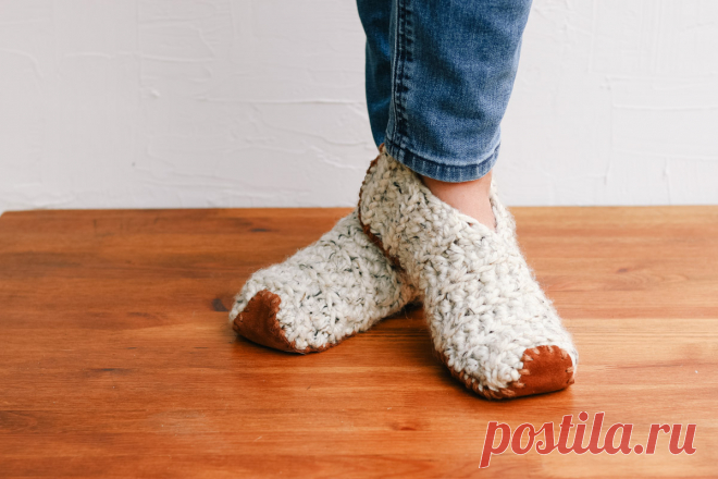 Easy + FAST Crochet Slippers Made From Rectangles » Make & Do Crew Must see! These super fast crochet slippers pattern uses simple rectangles to make modern, unisex house shoes. Toddler, children's, women's + men's sizes.