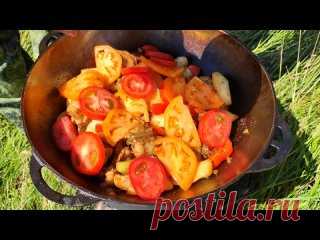 Мясо с овощами в казане. Ингредиенты:Мясо(свинина)- 1.2 кг.Картофель- 1 кг.Лук- 500 гр.Перец болгарский- 3 шт.Острый перец.Помидоры- 4 шт.Зелень.Масло растительно.Специи( соль, ч.перц, хмели сунели)- по вкусу.