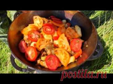 Мясо с овощами в казане. Ингредиенты:Мясо(свинина)- 1.2 кг.Картофель- 1 кг.Лук- 500 гр.Перец болгарский- 3 шт.Острый перец.Помидоры- 4 шт.Зелень.Масло растительно.Специи( соль, ч.перц, хмели сунели)- по вкусу.