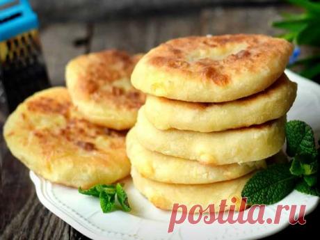 Вкуснейшие сырники в духовке с сыром и яблоками без возни! Скажу сразу: этот рецепт один из моих любимых! Причем не только для завтраков, но и в качестве перекуса для школы или садика или как дополнение к сытному обеду и десерт к чаю. Вот они - нежные и вкусные финские сырники-лепешки с творогом, сыром и яблоком.
