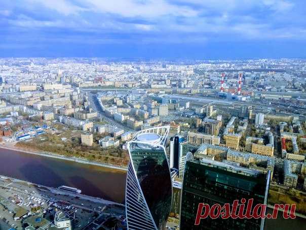 В Москве состоялось премьерное открытие самой высокой смотровой площадки в Европе, а уже в субботу она откроет двери для всех посетителей. Рассказываем о Panorama360 – новой грандиозной достопримечательности столицы.