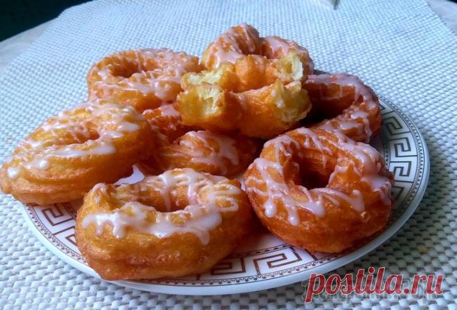 Вкуснятина к чаю за 20 минут Рецепт  3 яйца 250 мл воды  2 ст.л сахара 0.5 с.л соли 100 г сливочного масла 1-2 белкаПомадка 1,5 стакана сахарной пудры 5 ст.л молока  1 ст.л жидкого меда  В воду добавить сахар ,соль, соивочное мас...