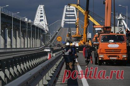 Первый пролет автодорожной части Крымского моста направили к месту монтажа. Вице-премьер России Марат Хуснуллин рассказал, что первый готовый пролет автодорожной части Крымского моста направлен к месту монтажа. На пролете, вес которого составляет более 300 тонн, устроили гидроизоляцию, нанесли антикоррозионную защиту и установили металлоконструкции смотровых ходов.