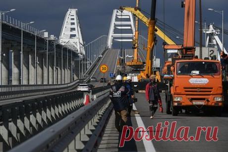 Первый пролет автодорожной части Крымского моста направили к месту монтажа. Вице-премьер России Марат Хуснуллин рассказал, что первый готовый пролет автодорожной части Крымского моста направлен к месту монтажа. На пролете, вес которого составляет более 300 тонн, устроили гидроизоляцию, нанесли антикоррозионную защиту и установили металлоконструкции смотровых ходов.