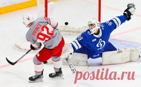 «Спартак» забросил «Динамо» шесть шайб и вышел в плей-офф КХЛ. Встреча завершилась со счетом 6:3. Четыре шайбы на счету форварда Максима Цыплакова