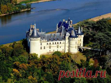 Замок Шомон-Сюр-Луар
Chateau de Chaumont-sur-Loire

Или, как его еще называют, замок Медичи. Построенный еще в 10 веке, настоящую популярность он приобрел в 16-м, когда стал владением Екатерины Медичи. Окружавшая себя астрологами, здесь она встречалась с великим Нострадамусом, здесь Козимо Руджиери предсказал закат династии Валуа и воцарение Бурбонов. После смерти мужа, Генриха II, Екатерина переселила сюда его фаворитку Диану де Пуатье, а сама переехала в более роскошный ...