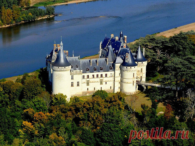 Замок Шомон-Сюр-Луар
Chateau de Chaumont-sur-Loire

Или, как его еще называют, замок Медичи. Построенный еще в 10 веке, настоящую популярность он приобрел в 16-м, когда стал владением Екатерины Медичи. Окружавшая себя астрологами, здесь она встречалась с великим Нострадамусом, здесь Козимо Руджиери предсказал закат династии Валуа и воцарение Бурбонов. После смерти мужа, Генриха II, Екатерина переселила сюда его фаворитку Диану де Пуатье, а сама переехала в более роскошный ...