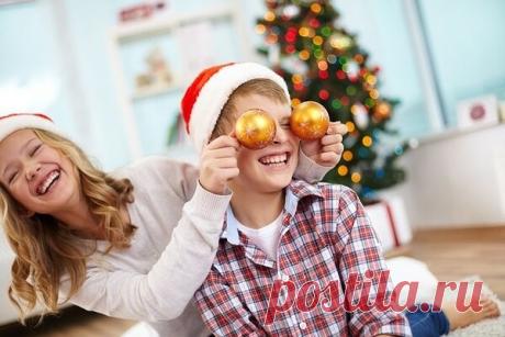 Топ-15 новогодних игр для всей семьи 

1. «Творческий конкурс» В шапке по кругу передаются записки со словами на новогоднюю тему. Например, снег, Дед мороз, елочка, снеговик и т.д. Каждый участник должен спеть песню или рассказать стихотворение, в котором встречается слово из его записки. 
 
2. «Кто быстрее?» Ведущий кладет под елку приз. Два игрока надевают валенки, чем размер больше, тем лучше. По сигналу участники обегают елку с разных сторон. Кто быстрей, того и приз. ...