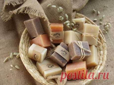 Мыло ручной работы – это не прихоть заскучавшей домохозяйки, а простор для творчества, хороший подарок родным и близким людям и, в некотором роде, эксклюзив.

Что понадобится?
✏ Мыло (желательно детское, оно не обладает сильным запахом и недорого стоит).
✏ Масла-основы: миндальное, кедровое, облепиховое... Главное – без сильного запаха.
✏ Эфирные масла (лимонное, лавандовое, чайного дерева и др.).
✏ Наполнители (засушенные лепестки цветов).
✏ Вода для разбавления мыльной массы коменты чит