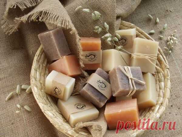 Мыло ручной работы – это не прихоть заскучавшей домохозяйки, а простор для творчества, хороший подарок родным и близким людям и, в некотором роде, эксклюзив.

Что понадобится?
✏ Мыло (желательно детское, оно не обладает сильным запахом и недорого стоит).
✏ Масла-основы: миндальное, кедровое, облепиховое... Главное – без сильного запаха.
✏ Эфирные масла (лимонное, лавандовое, чайного дерева и др.).
✏ Наполнители (засушенные лепестки цветов).
✏ Вода для разбавления мыльной массы коменты чит