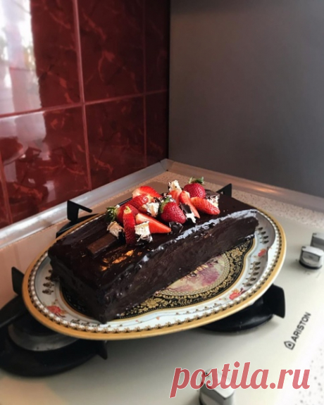 Шоколадный торт 
Бисквит :
Яйцо 6 шт.
Мука 175 грамм
Сахар 240 грамм
Разрыхлитель 1/2 ч.л
Какао 25 грамм
Ванильный сахар по вкусу ( у меня 1 п.) Пропитка:
Вода -250 мл
Сахар - 2-3 ст.л
Ванильный сахар (1 п.) Крем :
Сливочное масло 200 грамм
Сгущенка 200 грамм
Какао 1-2 ст.л
(+можно добавить чёрный шоколад для насыщенного цвета)
Грецкий орех по вкусу( у меня 50 грамм) Глазурь:
Какао 4 ст.л
Сахар 2 ст.л
Вода( до консистенции густой сметаны)
Сливочное масло 30 грамм
М...