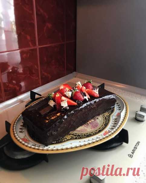 Шоколадный торт 
Бисквит :
Яйцо 6 шт.
Мука 175 грамм
Сахар 240 грамм
Разрыхлитель 1/2 ч.л
Какао 25 грамм
Ванильный сахар по вкусу ( у меня 1 п.) Пропитка:
Вода -250 мл
Сахар - 2-3 ст.л
Ванильный сахар (1 п.) Крем :
Сливочное масло 200 грамм
Сгущенка 200 грамм
Какао 1-2 ст.л
(+можно добавить чёрный шоколад для насыщенного цвета)
Грецкий орех по вкусу( у меня 50 грамм) Глазурь:
Какао 4 ст.л
Сахар 2 ст.л
Вода( до консистенции густой сметаны)
Сливочное масло 30 грамм
М...