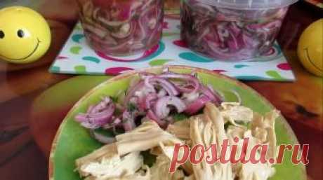 Как сделать очень вкусный маринованный лук: три способа! Не знаете, как сделать очень вкусный маринованный лук? Сегодня я с вами поделюсь замечательным рецептом: целых три способа приготовления – простых и легких. Лук можно кушать уже через 20 минут или убрать в холодильник, на хранение: до семи дней.
