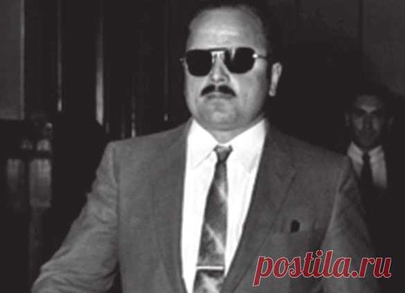 Несмотря на то, что Рейно Хейханен служил связным самого Рудольфа Абеля, в сущности он был непутевым шпионом: любил выпить и нещадно разбазаривал казенные деньги. Как-то раз Хейханен обронил на улице полую монетку, в которой находился секретный микрофильм. Чуть позже эта монета оказалась в руках простого мальчишки-газетчика.