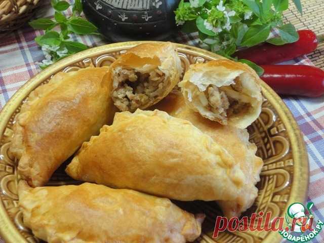 Слоеные пирожки с мясом "Эмпанадас". «Empanada» в переводе с испанского означает «пирог».
 Особенность этого блюда мексиканской кухни в начинке, а точнее, в добавлении изюма и оливок в фарш - такая сладко-соленая пикантность. Но готовят эмпанадас не только с мясным фаршем, но и с курицей, сыром, тыквой или фруктами.