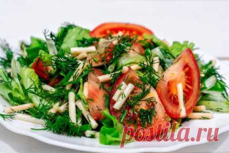20 быстрых и вкусных салатов с сыром косичка Чаще всего сыр косичка подается на стол в качестве закуски, но можно пойти дальше и приготовить с ним аппетитный салат. Разнообразие рецептов удивляет: мясные, овощные, салаты с маслом или майонезом. А мы постарались выбрать из них 20 самых вкусных и простых!