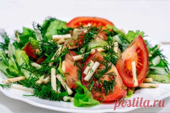 20 быстрых и вкусных салатов с сыром косичка Чаще всего сыр косичка подается на стол в качестве закуски, но можно пойти дальше и приготовить с ним аппетитный салат. Разнообразие рецептов удивляет: мясные, овощные, салаты с маслом или майонезом. А мы постарались выбрать из них 20 самых вкусных и простых!