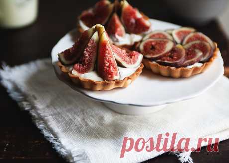 Быстрый тарт с кремом шантильи - французская классика – Woman Delice В том, что patisserie française — это высокое искусство сомневаться не приходится, всякий, кто хоть раз был во Франции несомненно знаком с этим свойством французских десертов — таять во рту. Главный принцип: сочетание вкусов и текстур, и этот принцип соблюдается даже в быстрой домашней десертной выпечке. Тарты с кремом шантильи – это классика patisserie française: рассыпчатое...