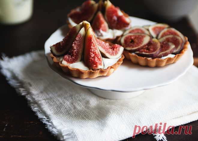 Быстрый тарт с кремом шантильи - французская классика – Woman Delice В том, что patisserie française — это высокое искусство сомневаться не приходится, всякий, кто хоть раз был во Франции несомненно знаком с этим свойством французских десертов — таять во рту. Главный принцип: сочетание вкусов и текстур, и этот принцип соблюдается даже в быстрой домашней десертной выпечке. Тарты с кремом шантильи – это классика patisserie française: рассыпчатое...