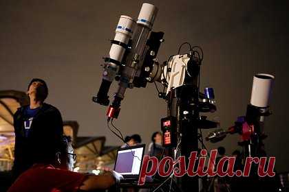 Раскрыта природа таинственного объекта в созвездии Змееносца. Астрономы Королевского университета в Кингстоне в Канаде выяснили природу таинственного источника VLA 1623 West, который представляет собой протозвездный диск. Он находится в составе протозвездной системы, расположенной в облачном комплексе Ро Змееносца в 453 световых годах от Земли.