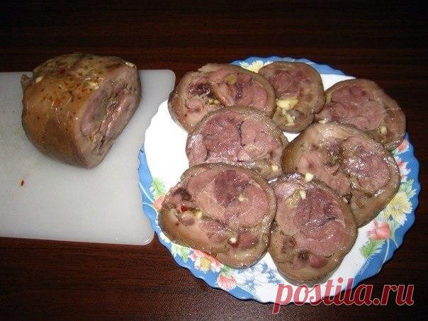 СВИНАЯ РУЛЬКА С ЧЕСНОКОМ

- 1 свиная рулька,
- 1 луковица,
- перец горошком,
- чеснок
- лавровый лист,
- соль,

1. Прежде всего вымываем свиную рульку.
2. В кастрюлю мультиварки кладем соль, перец горошком, лавровый лист и разрезанную на 4 части луковицу.
3. Затем выкладываем свиную рульку и заливаем ее водой.
4. В режиме тушения тушим свиную рульку в течении 1 часа.
5. Затем сливаем воду. Выставляем режим выпечка на 20 минут. Обжариваем с обеих сторон рульку в мультиварке...