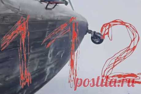 Опубликовано видео с места жесткой посадки Ан-2 на Чукотке. В сети появились кадры с места жесткой посадки самолета Ан-2 на Чукотке, который попал в пургу. Их публикует Telegram-канал «112». На кадрах один из пассажиров кукурузника показывает себя и говорит: «Я Петреченко Олег, это Володя, мы разбились на кукурузнике». Автор видеозаписи показывает разбившейся самолет.