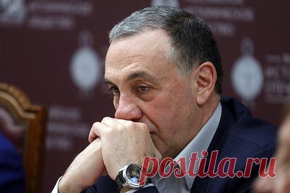 Стало известно об опасениях убитого бизнесмена Шабтая Калмановича за свою жизнь. В Мосгорсуде по делу об убийстве российского и израильского бизнесмена Шабтая Калмановича, совершенном в 2009 году, в качестве свидетеля обвинения могут допросить президента футбольного клуба ЦСКА Евгения Гинера. Три года назад в своих показаниях он говорил, что бизнесмен просил найти ему телохранителя.