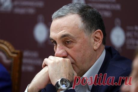 Стало известно об опасениях убитого бизнесмена Шабтая Калмановича за свою жизнь. В Мосгорсуде по делу об убийстве российского и израильского бизнесмена Шабтая Калмановича, совершенном в 2009 году, в качестве свидетеля обвинения могут допросить президента футбольного клуба ЦСКА Евгения Гинера. Три года назад в своих показаниях он говорил, что бизнесмен просил найти ему телохранителя.