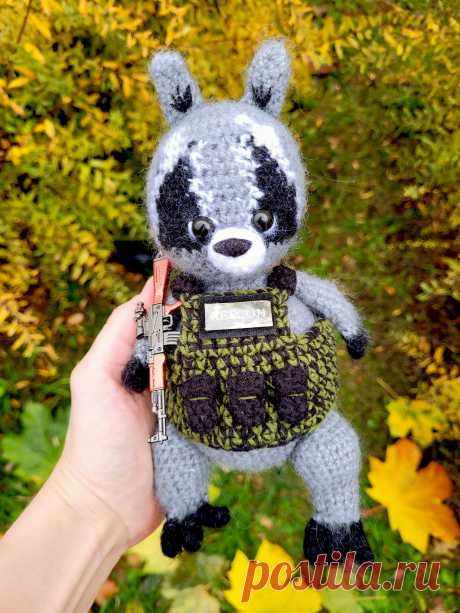 PDF Енот из Херсона крючком. FREE crochet pattern; Аmigurumi animal patterns. Амигуруми схемы и описания на русском. Вязаные игрушки и поделки своими руками #amimore - енот к 23 февраля, енотик.