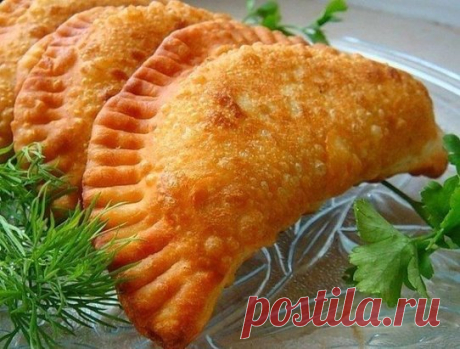 ЧЕБУРЕКИ НА МИНЕРАЛКЕ С ПИКАНТНОЙ НАЧИНКОЙ
