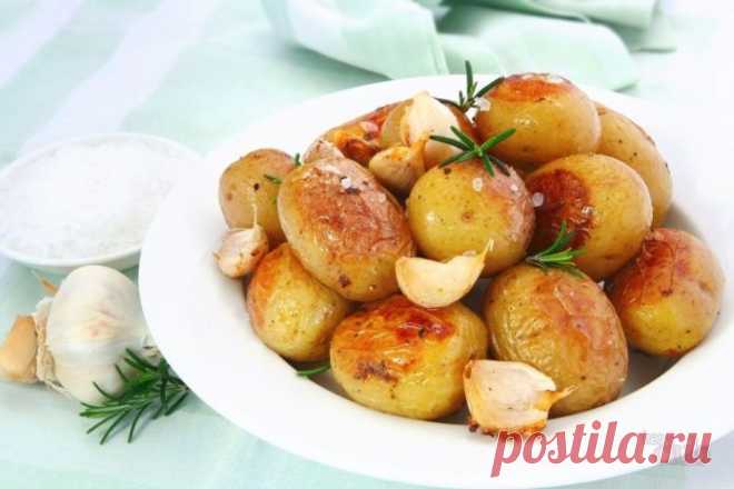 Ароматный картофель, приготовленный в пакете для запекания. Готовим очень вкусное блюдо элементарно просто 


Даже мясо не нужно!









 
Ингредиенты: 
некрупный картофель — 1 кг,чеснок — 2 зубчика,оливковое масло — 2-3 ст.л.,зелень укропа,пряности, соль – по вкусу.
Приготовление: 
Моем хорошенько карто…