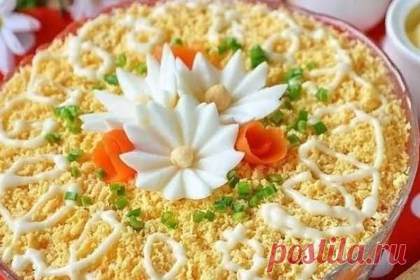 Салат с куриной печенкой Куриная печень – один из полезных и не дорогих продуктов, но в свое меню ее включают далеко не все. Отличным решением станет употребление ее в виде салата, т.к. она здесь наиболее мягкая и не имеет выраженной горчинки. Салат приготовленный по этому рецепту обязательно должен вам понравиться :)