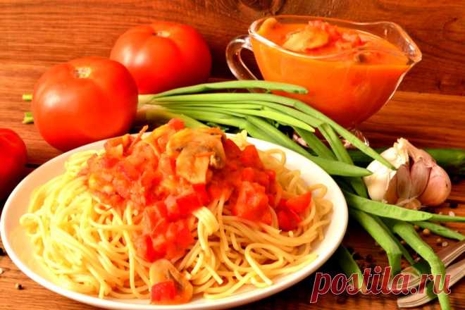 Спагетти под томатным соусом с шампиньонами