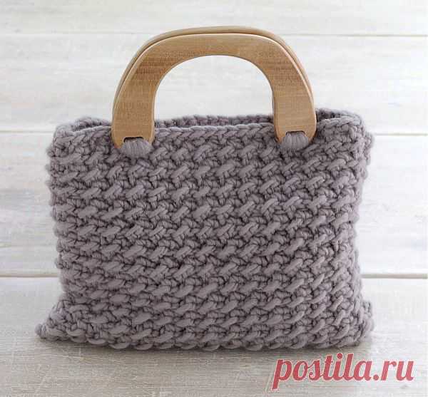 Сумка с необычным рельефным узором вязаная крючком