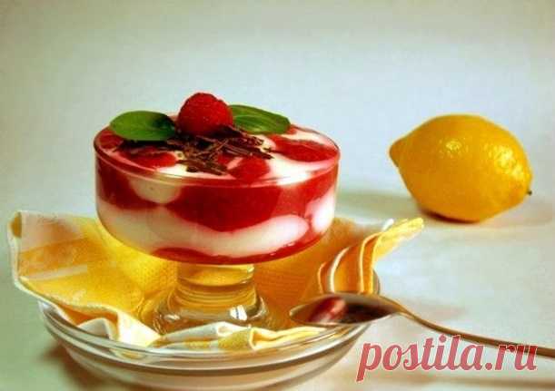 Вершковий десерт з малиною і лимоном