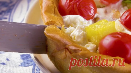 Пирог из слоеного теста с овощами, сыром и мясом.
