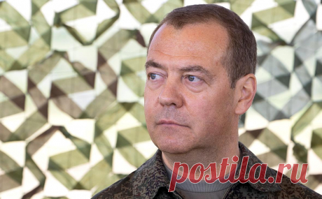 Медведев предложил отправить Джонсона в психбольницу и вспомнил Высоцкого. Зампред Совбеза Дмитрий Медведев в своем телеграм-канале прокомментировал слова экс-премьера Великобритании Бориса Джонсона, призвавшего принять Украину в НАТО «без условий».