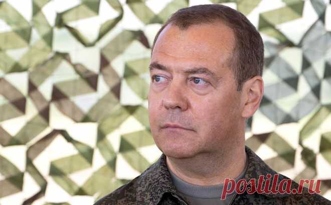 Медведев предложил отправить Джонсона в психбольницу и вспомнил Высоцкого. Зампред Совбеза Дмитрий Медведев в своем телеграм-канале прокомментировал слова экс-премьера Великобритании Бориса Джонсона, призвавшего принять Украину в НАТО «без условий».